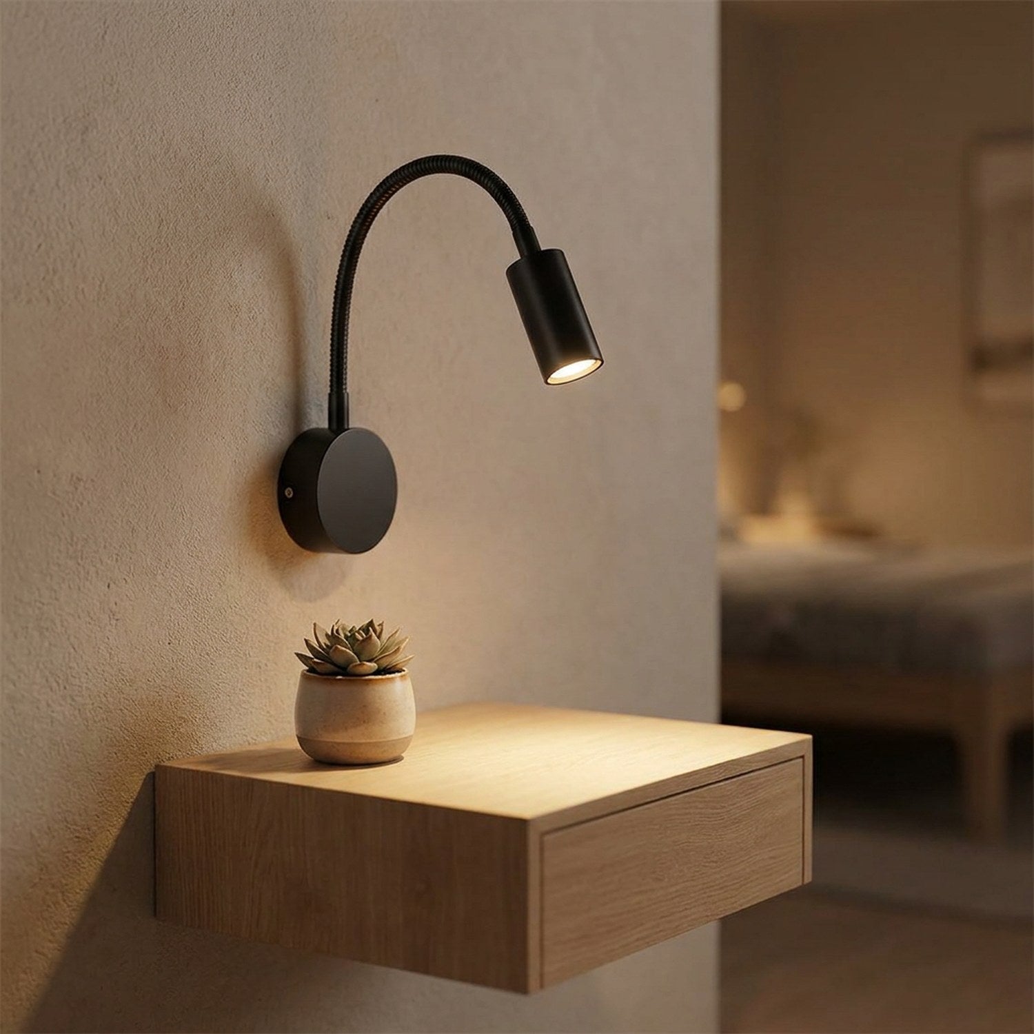 Applique murale liseuse noire au-dessus d'une table de chevet suspendue avec une plante
