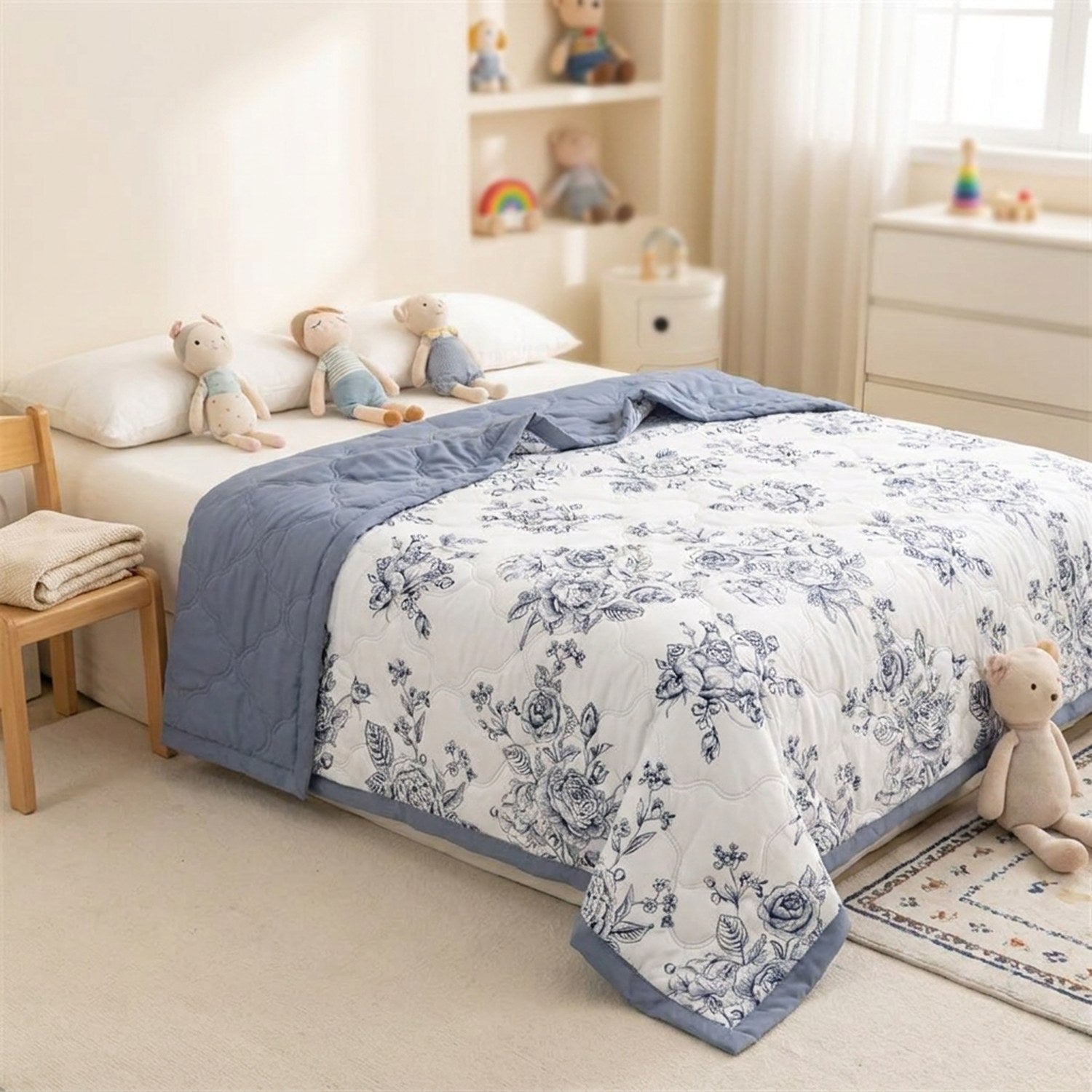 Couette d'été fleurie sur un lit d'enfant dans une chambre claire et douce