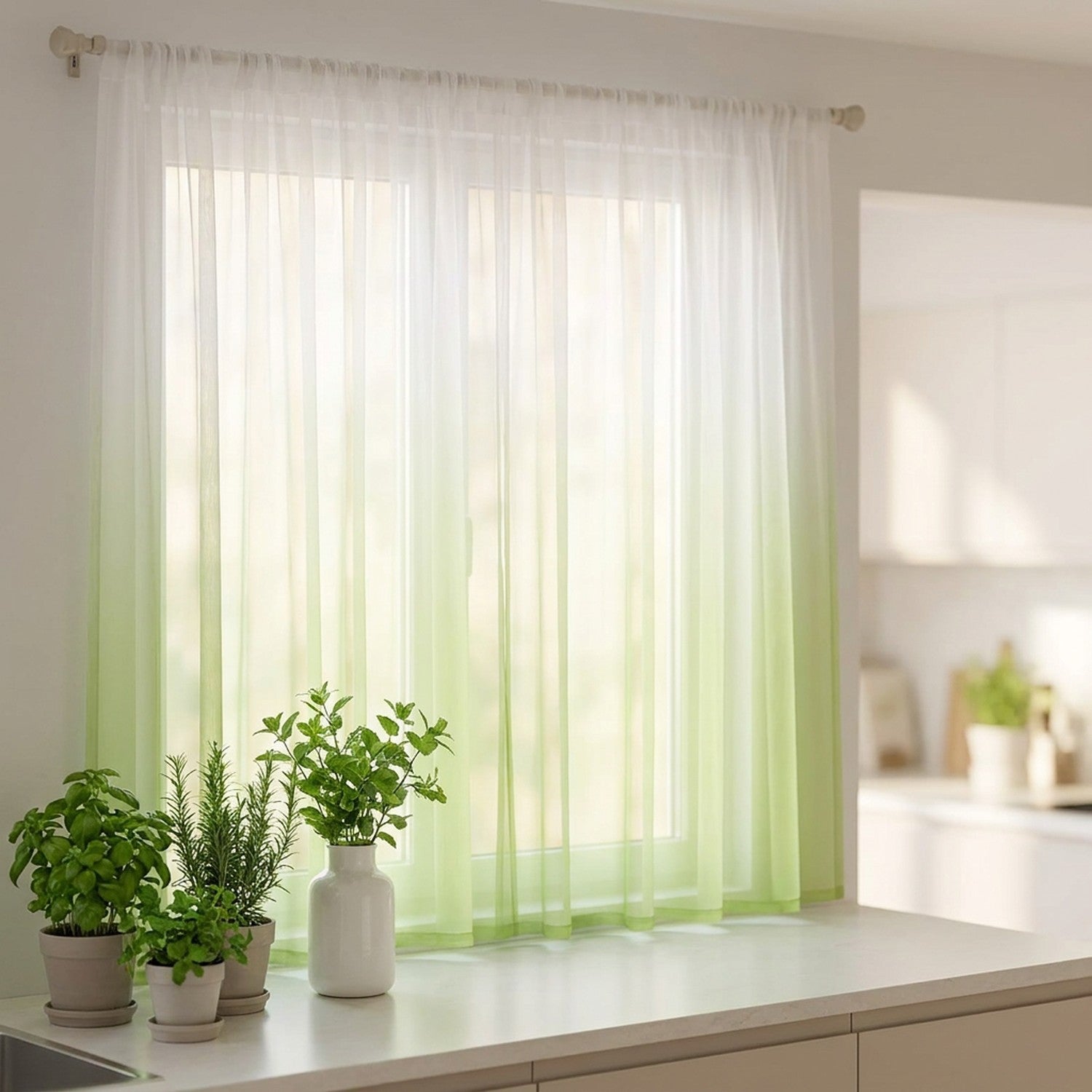 Rideau voile dégradé vert filtrant la lumière dans une cuisine claire