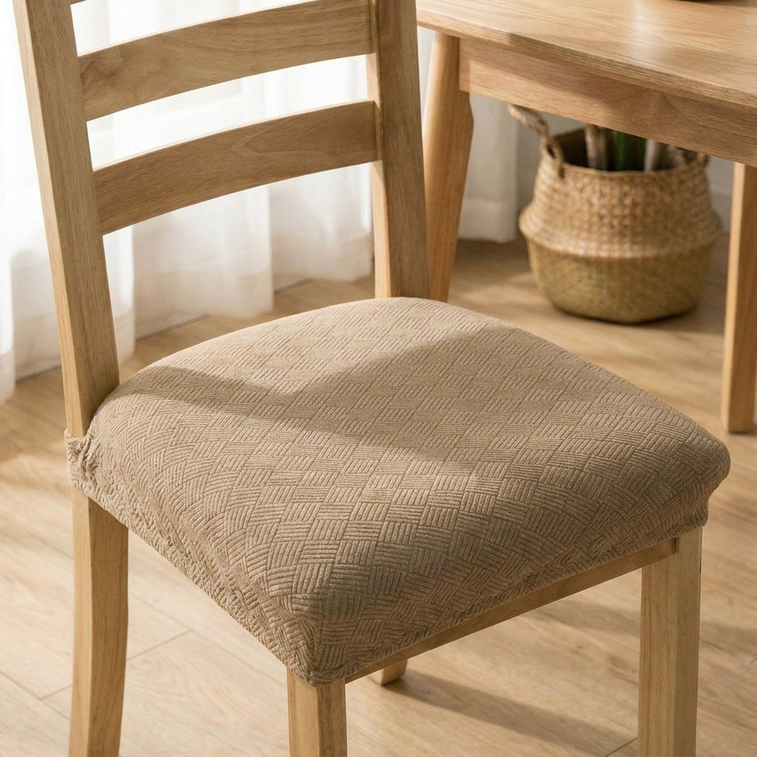 Gros plan sur la texture jacquard en relief d'une housse de siège de chaise beige