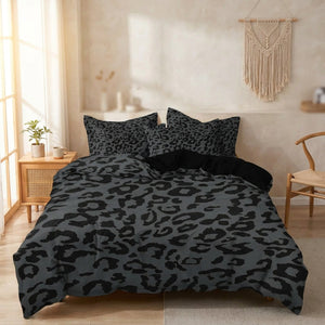 Parure de lit léopard gris et noir dans une chambre lumineuse et chic