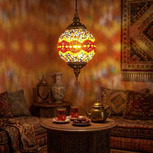 Lumière kaléidoscopique de la suspension mosaïque colorant les murs d'un intérieur oriental