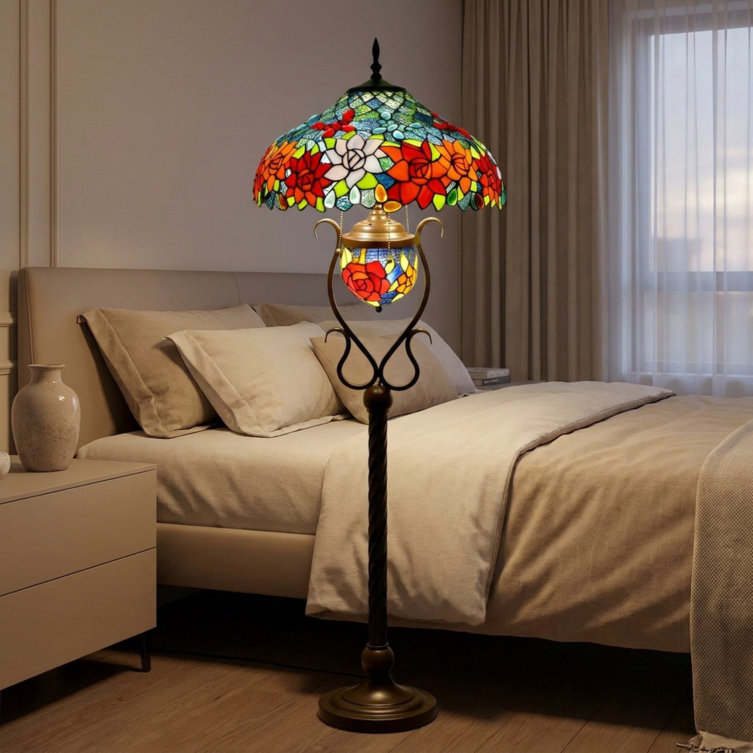 Lampadaire Tiffany dans un coin chambre avec lit aux tons neutres