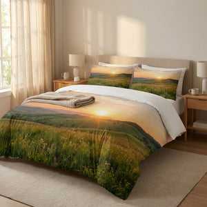 Parure de lit personnalisée sur un lit dans une chambre scandinave à la lumière dorée