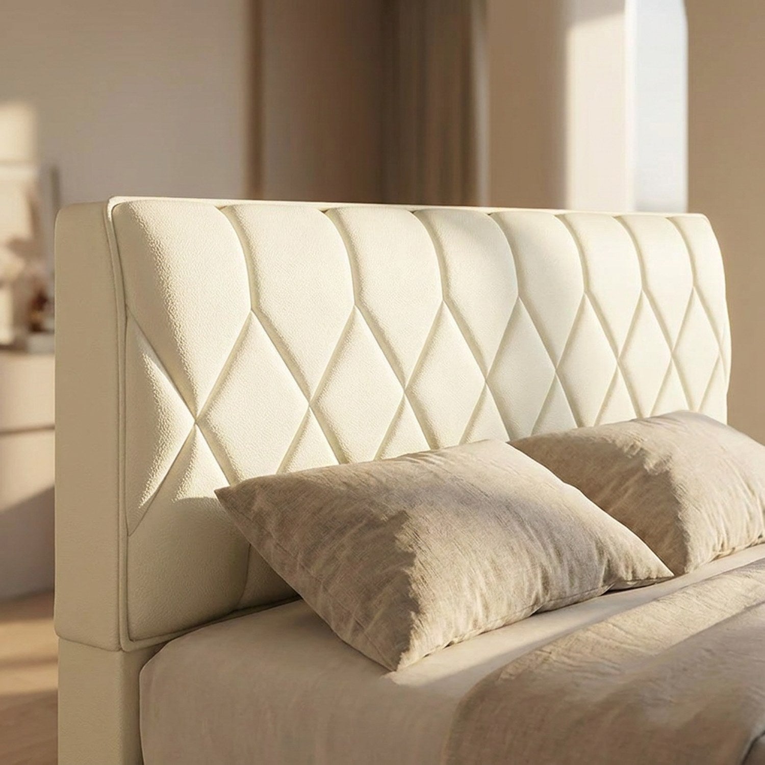 Housse de tête de lit capitonnée installée sur un lit dans une chambre lumineuse