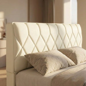 Housse de tête de lit capitonnée installée sur un lit dans une chambre lumineuse