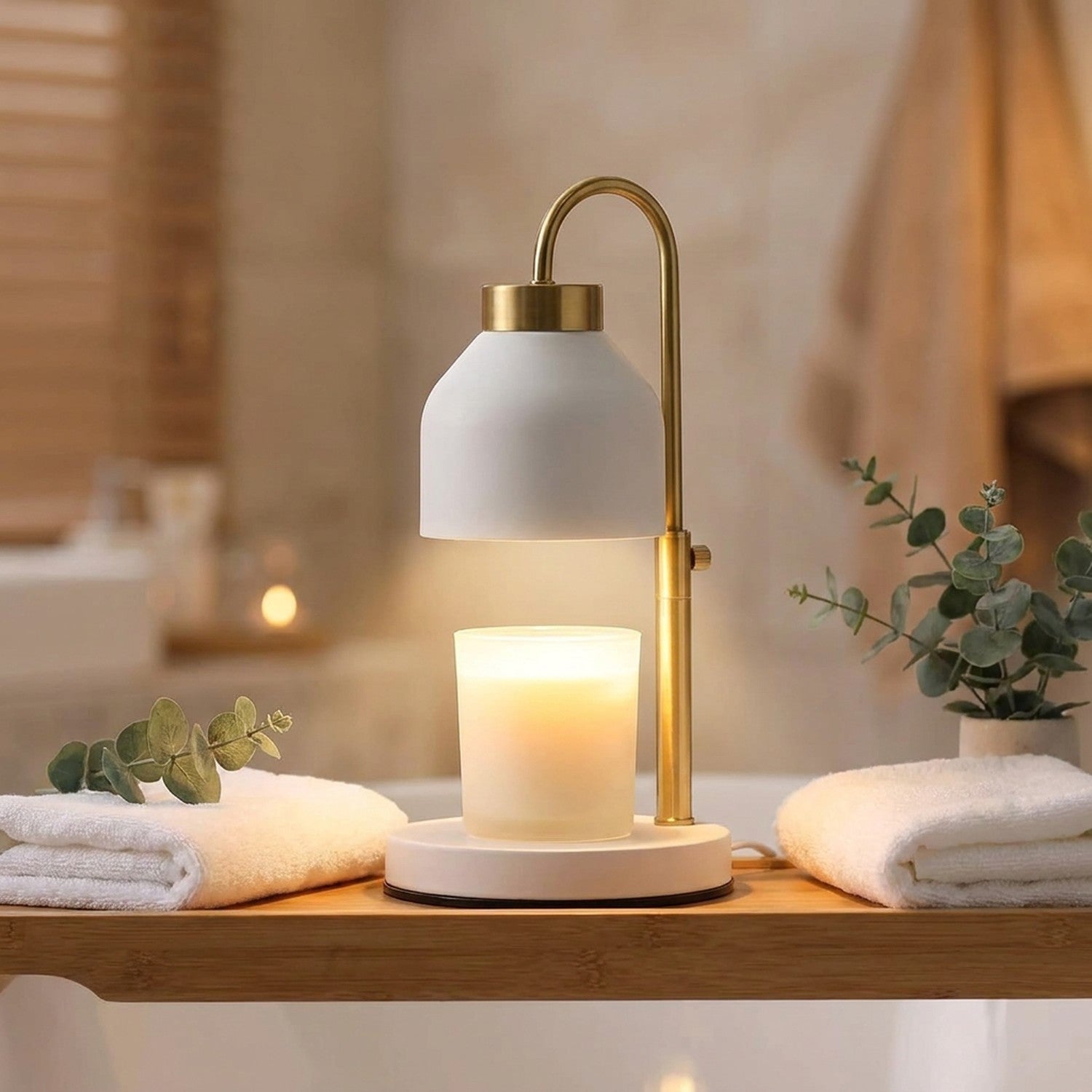 Lampe chauffe-bougie sur une étagère de salle de bain avec serviettes et eucalyptus