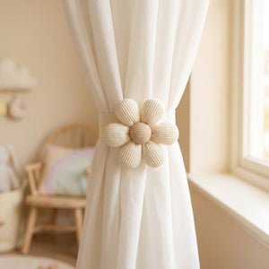 Attache rideau fleur 3D dans une chambre enfant lumineuse avec petite chaise en bois