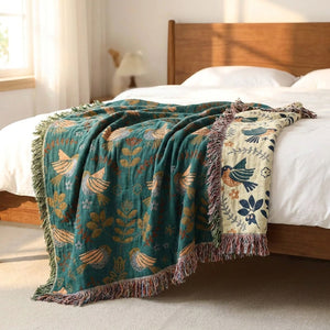 Plaid drapé au pied d'un lit dans une chambre chaleureuse
