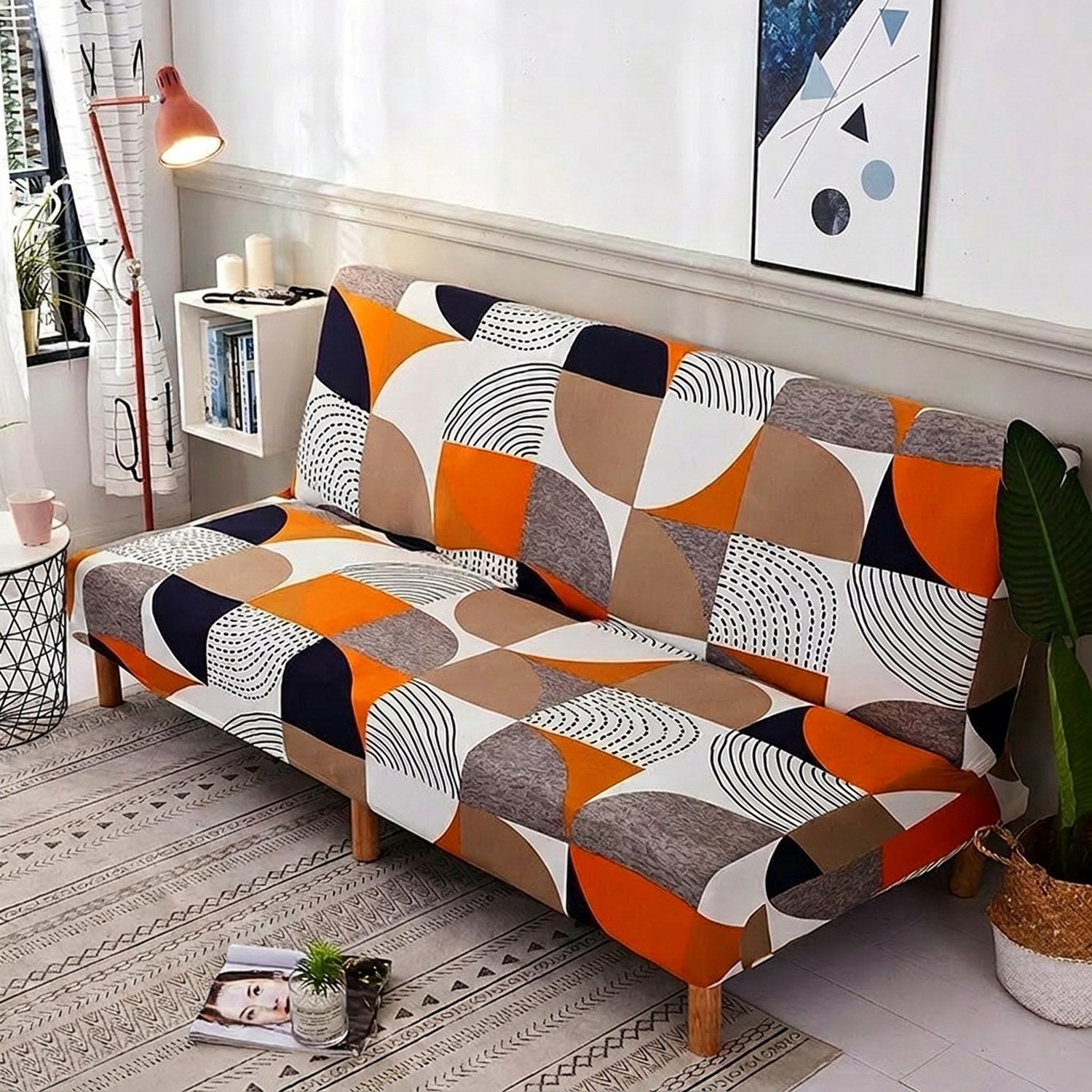 Détail de la housse de canapé-lit imprimé géométrique orange bien ajustée sans plis