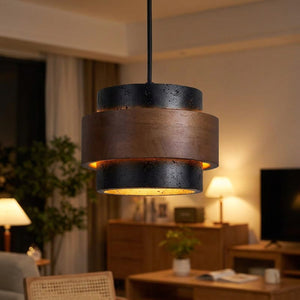 Suspension noire en pierre et bois diffusant une lumière chaude dans un salon