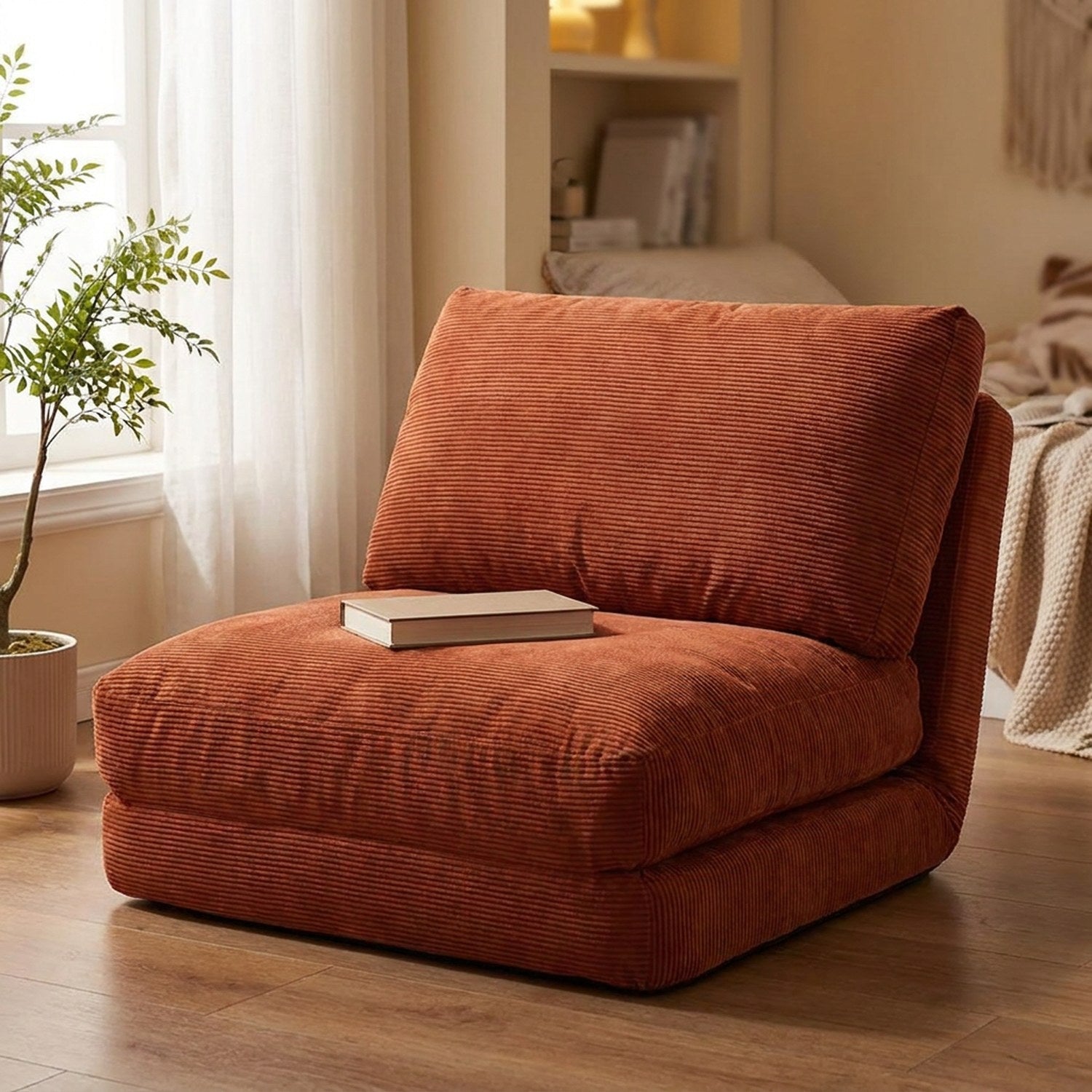 Fauteuil de sol terracotta avec un livre dans un coin lecture près d'une fenêtre