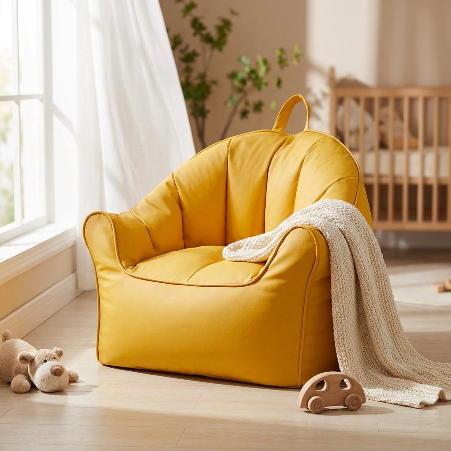 Pouf fauteuil enfant jaune près d'une fenêtre avec un plaid et des jouets en bois