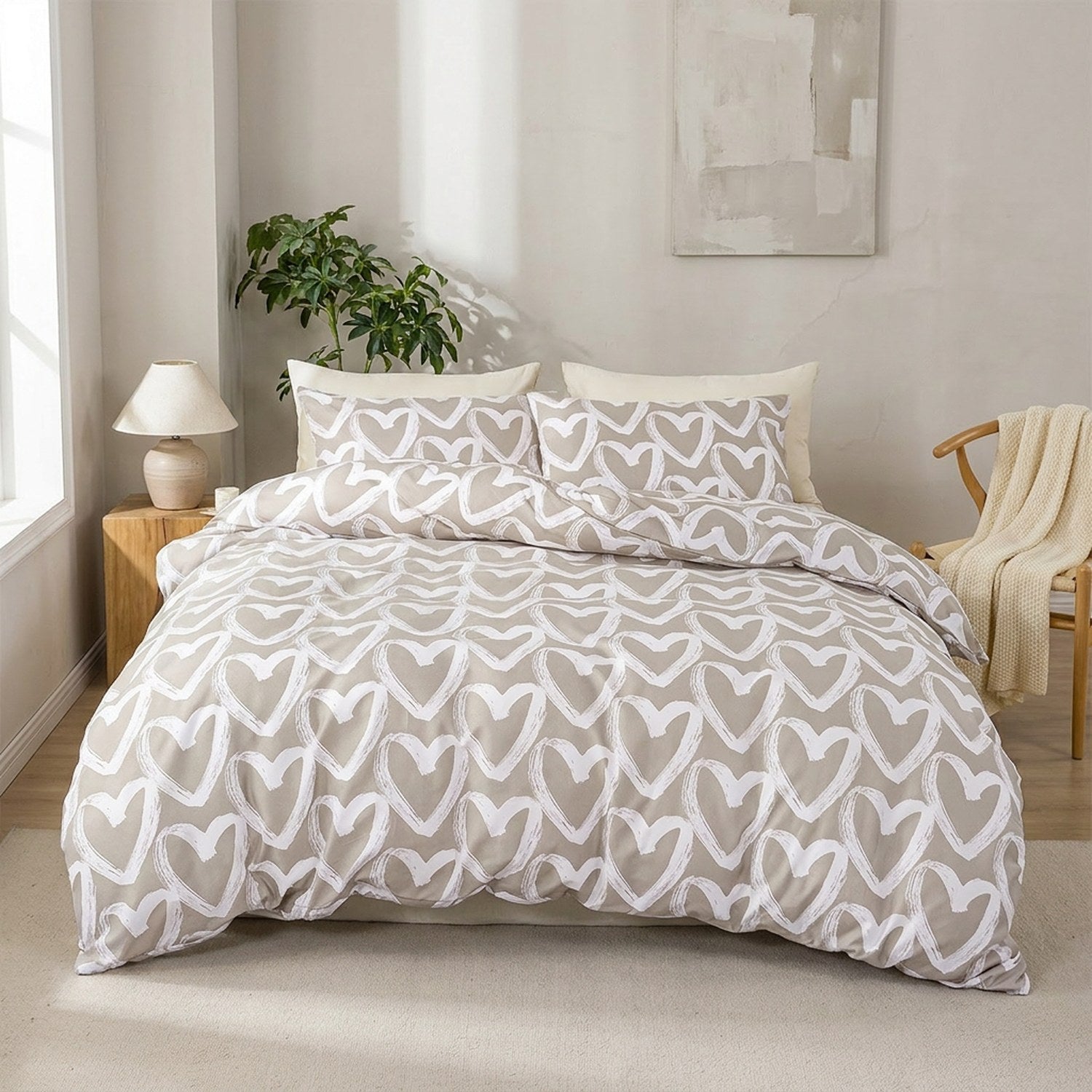 Parure de lit dans une chambre cosy avec chaise en bois