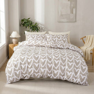 Parure de lit dans une chambre cosy avec chaise en bois