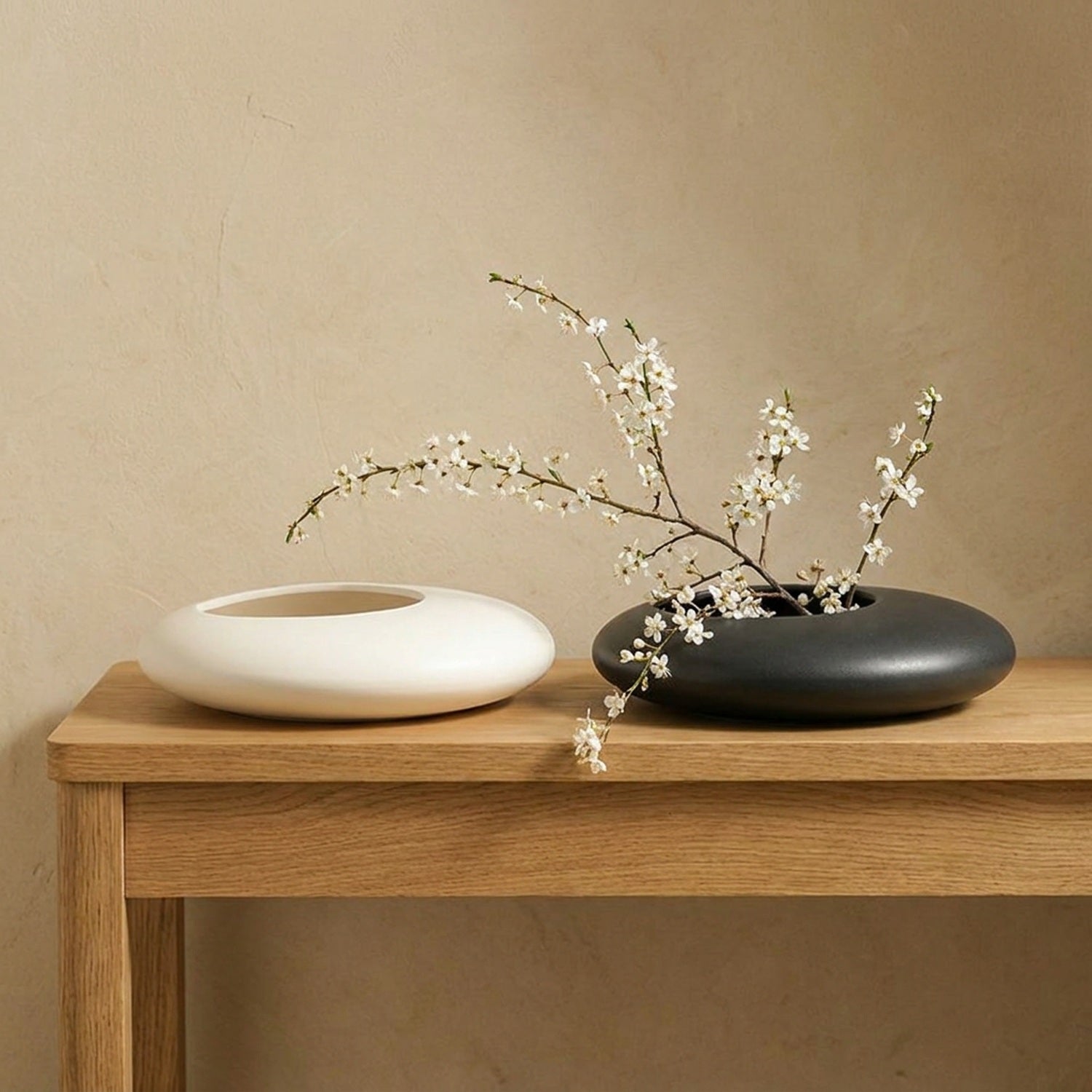 Vases en céramique blanc et noir style zen sur console