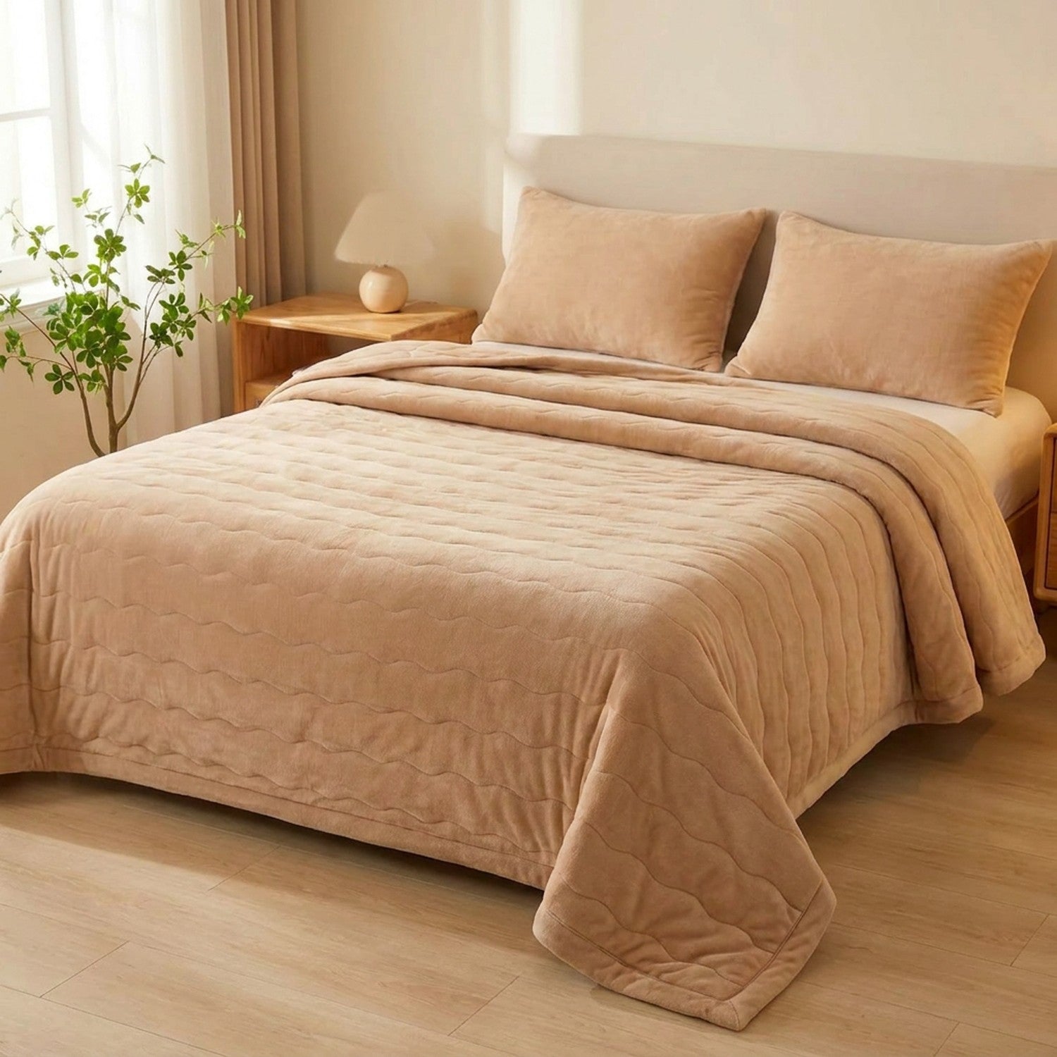 Couvre-lit matelassé beige dans une chambre claire avec une plante verte