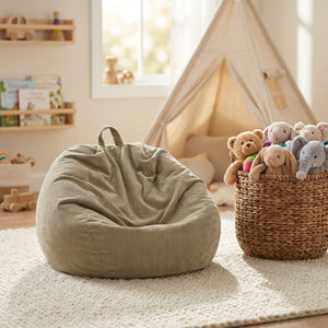 Pouf poire beige en velours côtelé dans une chambre d enfant avec panier de peluches
