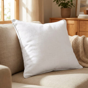 Housse de coussin personnalisée en gros plan sur un canapé beige
