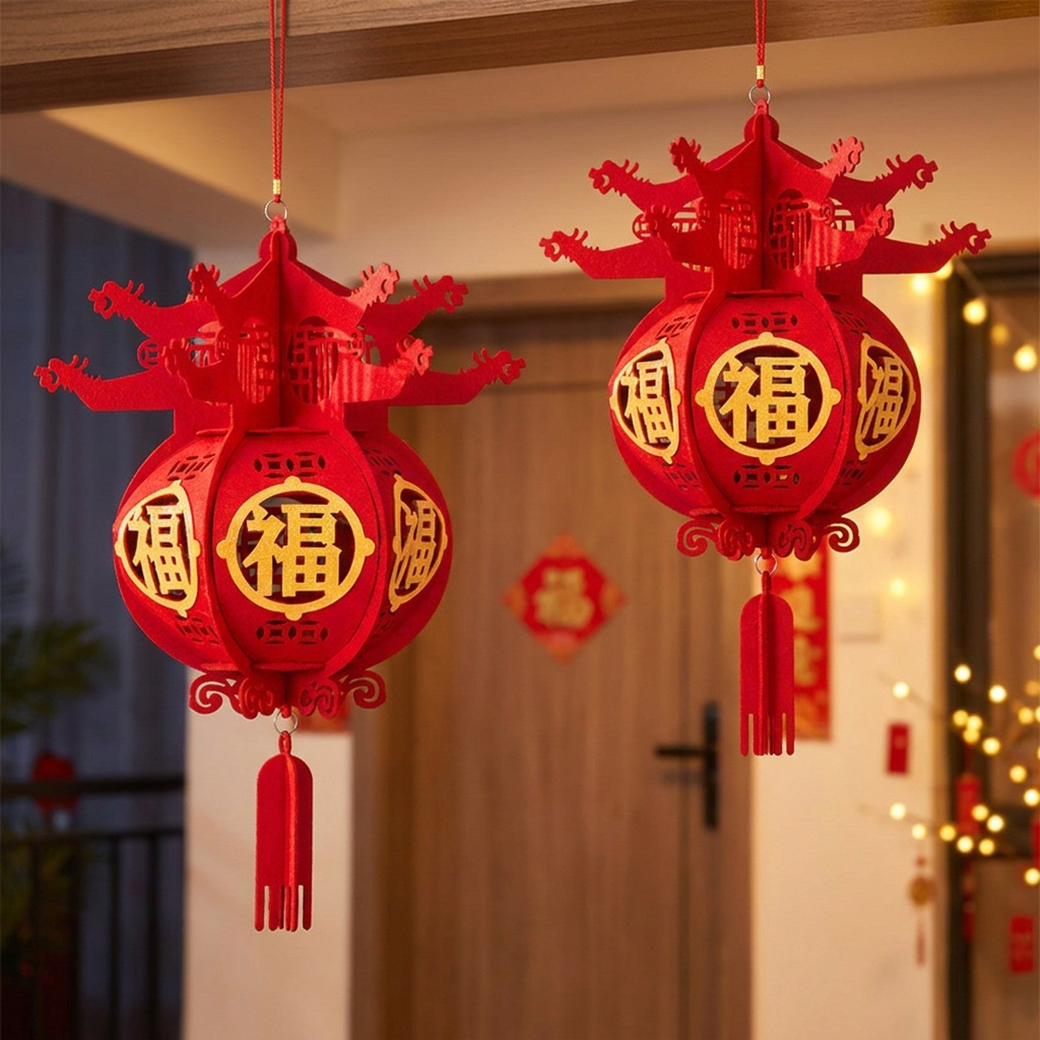 Deux lanternes chinoises Dragon en tissu flocké rouge suspendues à l'entrée d'un intérieur décoré pour le Nouvel An chinois