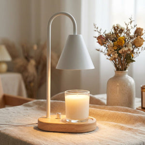 Chauffe-bougie électrique blanc sur nappe en lin avec fleurs séchées