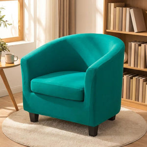 Housse de fauteuil club turquoise dans un coin lecture chaleureux près d'une bibliothèque