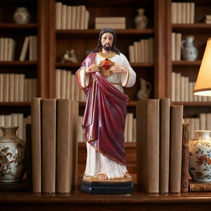 Statue Sacré-Cœur de Jésus résine sur étagère bibliothèque intérieur chaleureux