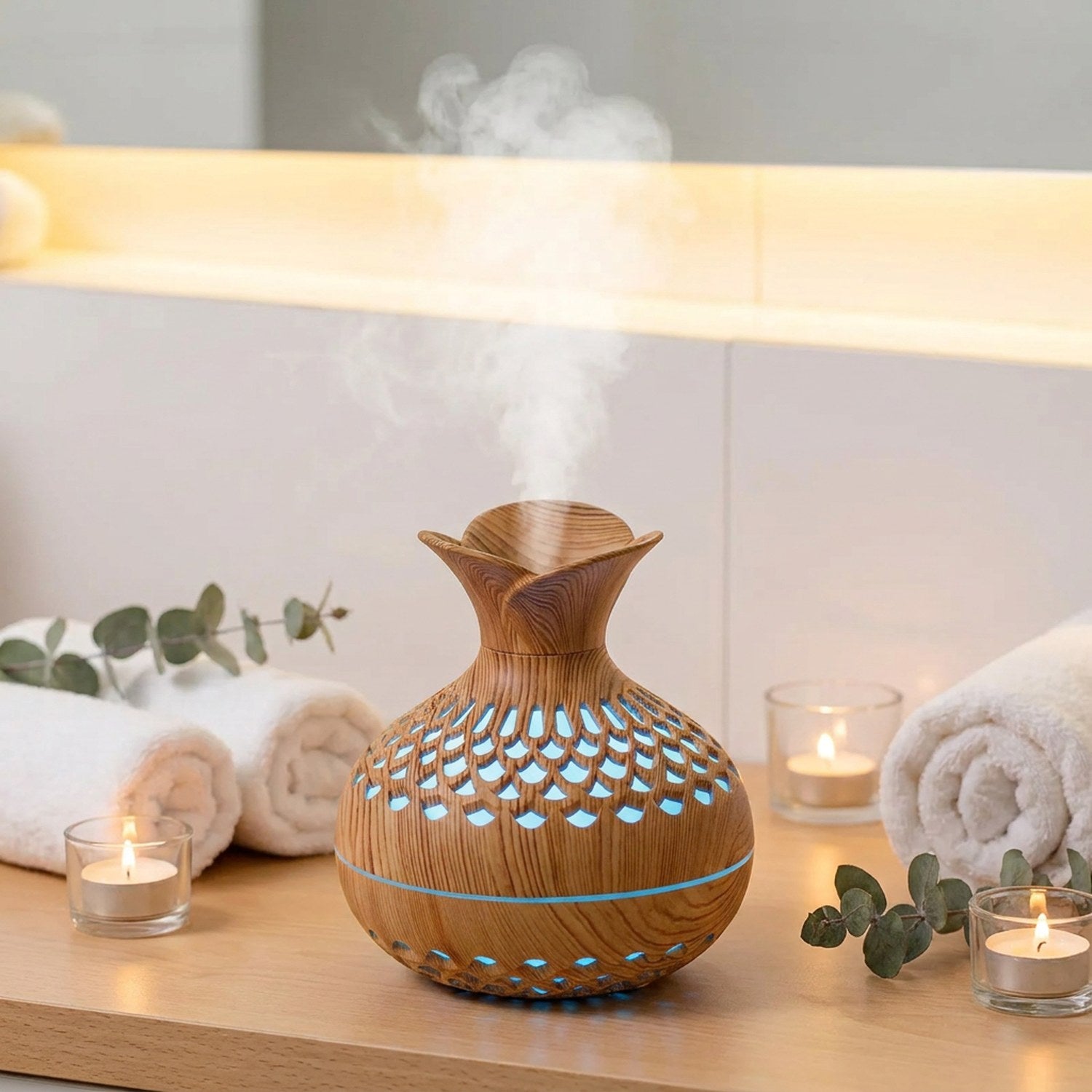 Diffuseur vase bois clair salle de bain lumière bleue brume