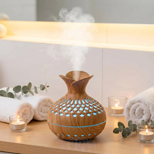 Diffuseur vase bois clair salle de bain lumière bleue brume