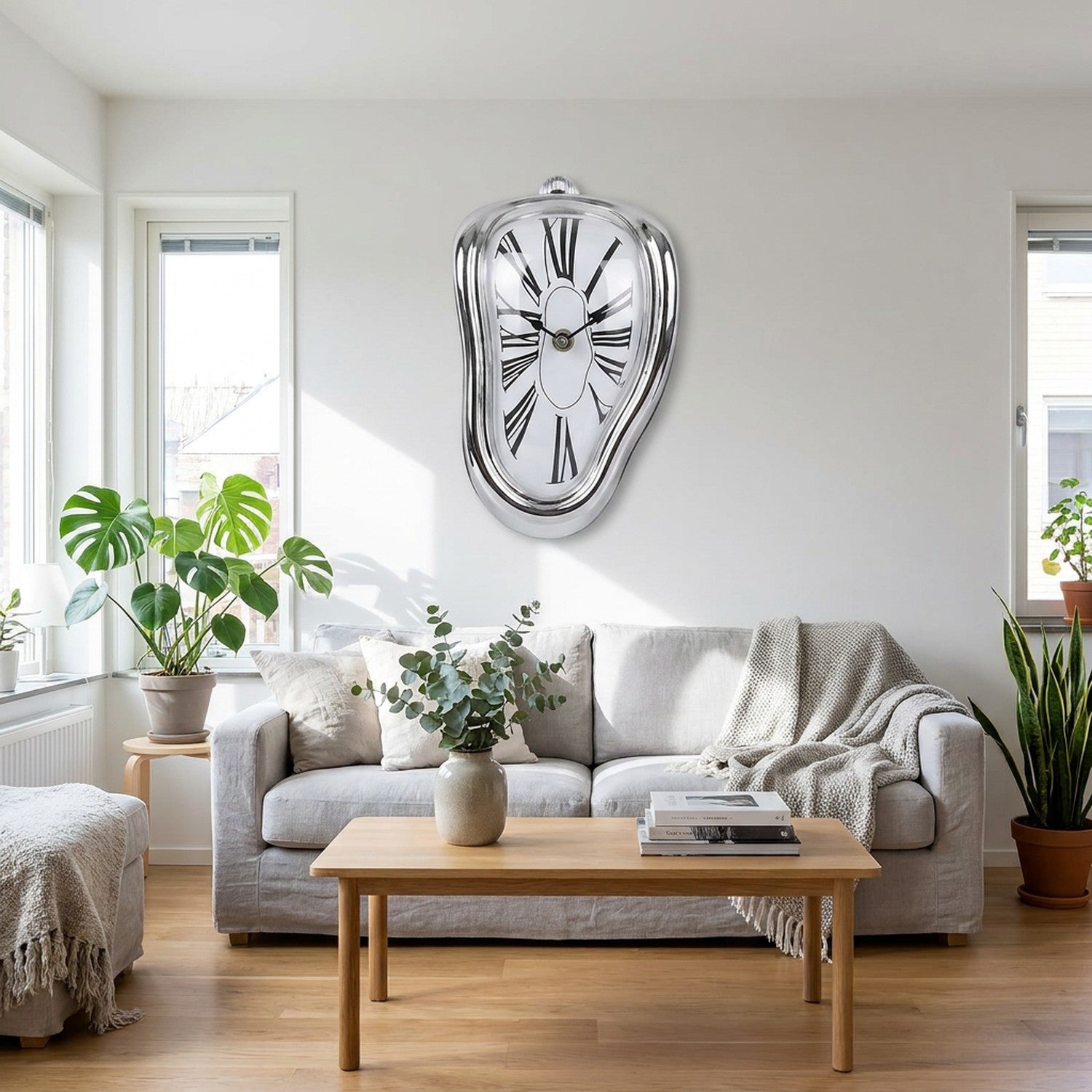 Horloge murale surréaliste argentée accrochée sur mur blanc dans salon Scandinave lumineux