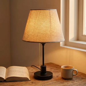 Abat-jour lin naturel allumé sur bureau en bois