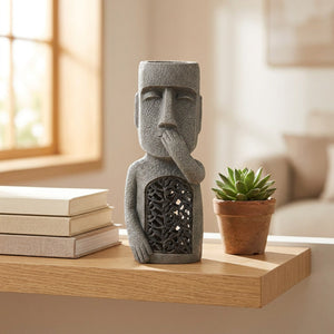 Statue Moai décorative sur étagère en bois avec plante succulente et livres neutres