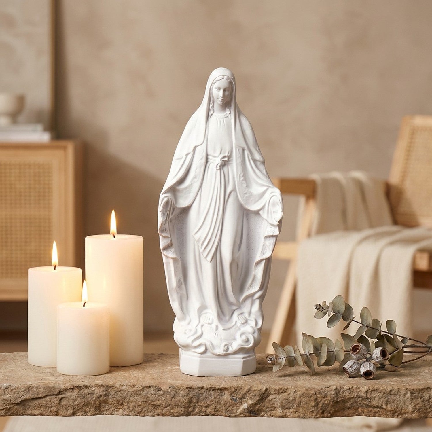 Statue Vierge Marie résine blanche sur étagère avec bougies