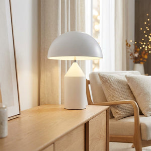 Lampe champignon blanche allumée sur un buffet en bois dans un salon Scandinave lumineux