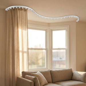 Rail de rideau flexible courbé le long d une baie vitrée avec rideau lin beige