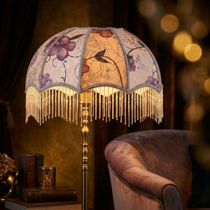 Abat-jour vintage bohème sur lampadaire dans un salon chaleureux