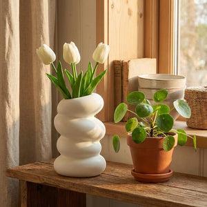 Vase bulles blanc avec tulipes sur étagère bois