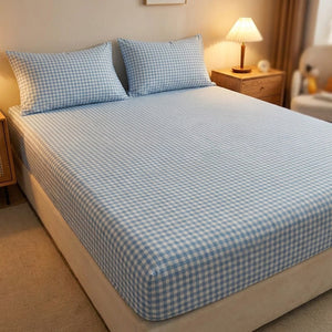 Drap housse a carreaux vichy bleu avec taies assorties dans une chambre moderne eclairee par une lampe de chevet