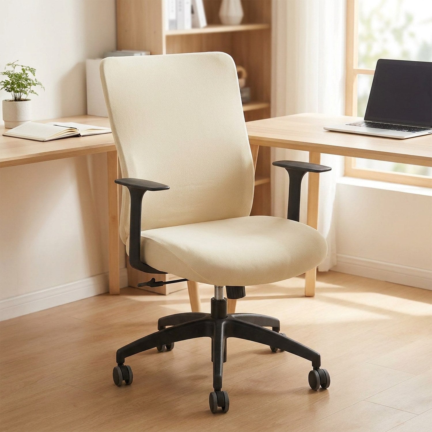Housse de chaise de bureau beige à un bureau clair avec ordinateur portable et plante