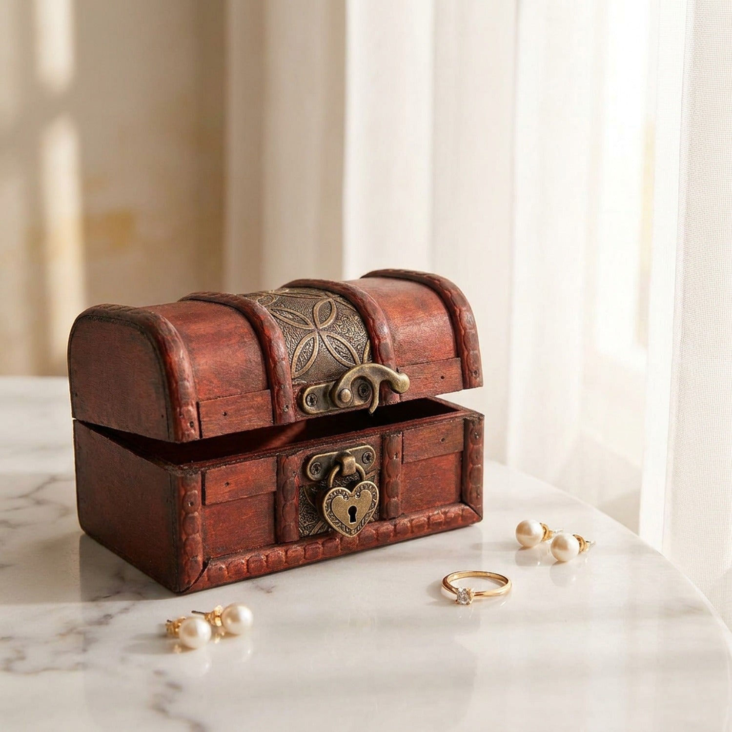 Coffret à bijoux antique S avec verrou rétro sur surface en marbre près d'une fenêtre