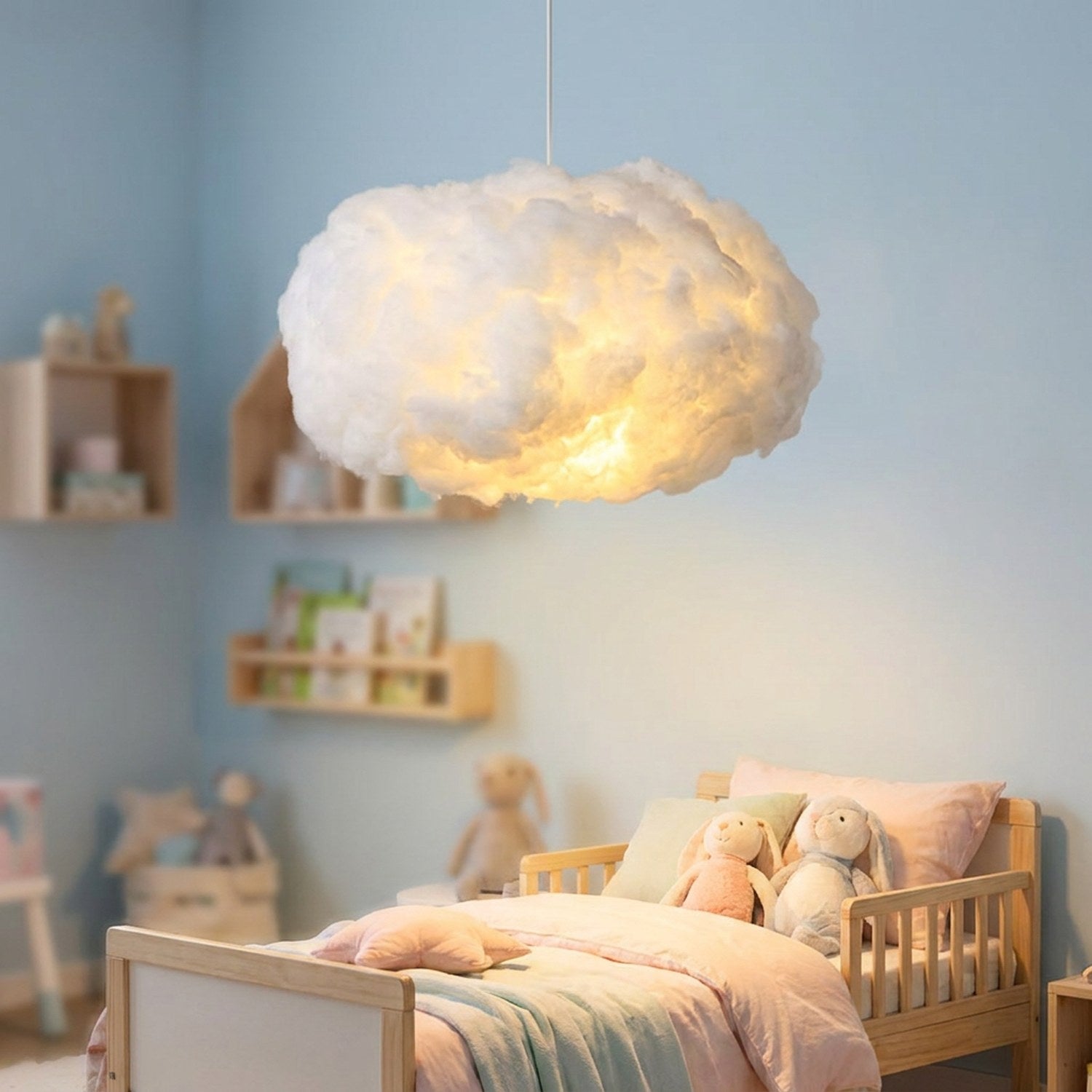 Suspension nuage dans une chambre d'enfant lumineuse
