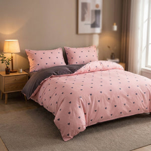 Housse de couette rose à petits cœurs dans une chambre moderne avec lampe de chevet