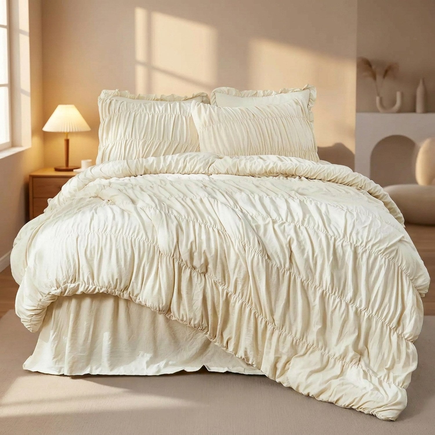Parure de lit bohème chic dans une chambre chaleureuse avec table de chevet et lampe
