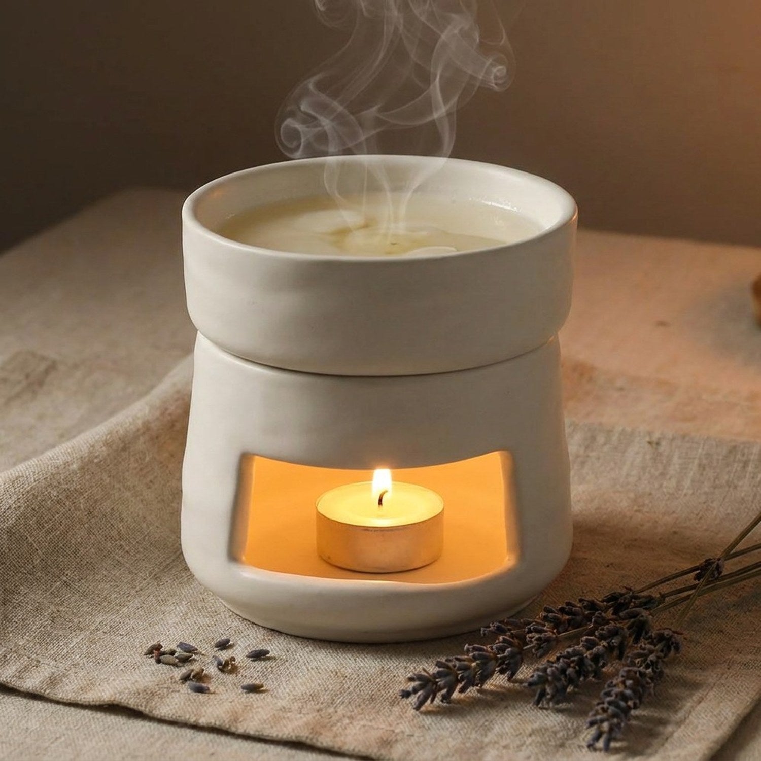 Brûle-parfums céramique mate éclairé par une bougie chauffe-plat avec vapeur de cire parfumée