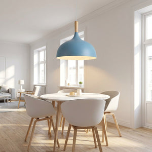 Suspension nordique allumée au-dessus d'une table dans une salle à manger scandinave
