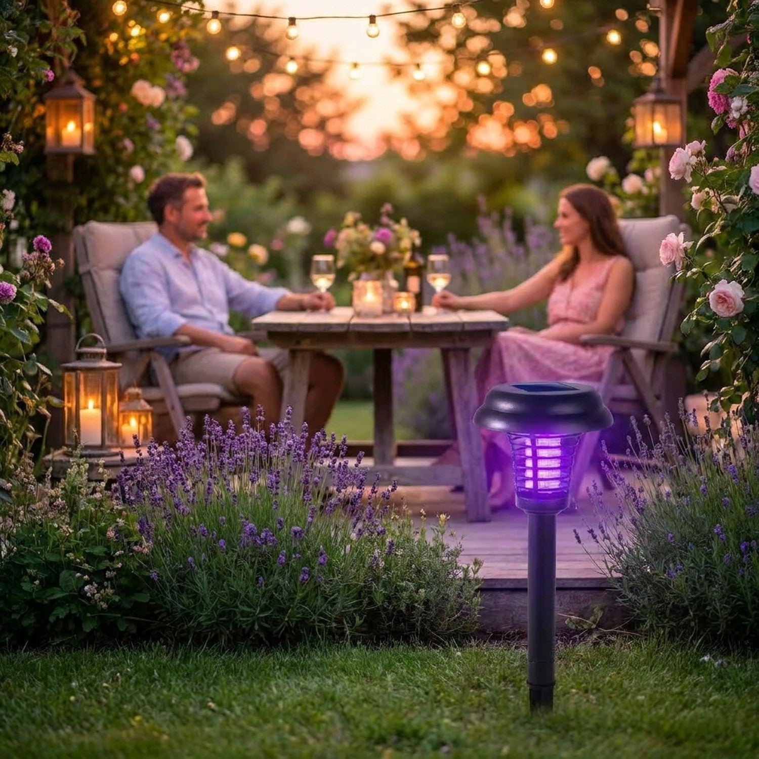 Couple profitant d'une soirée en terrasse protégée par la lampe anti-moustiques solaire