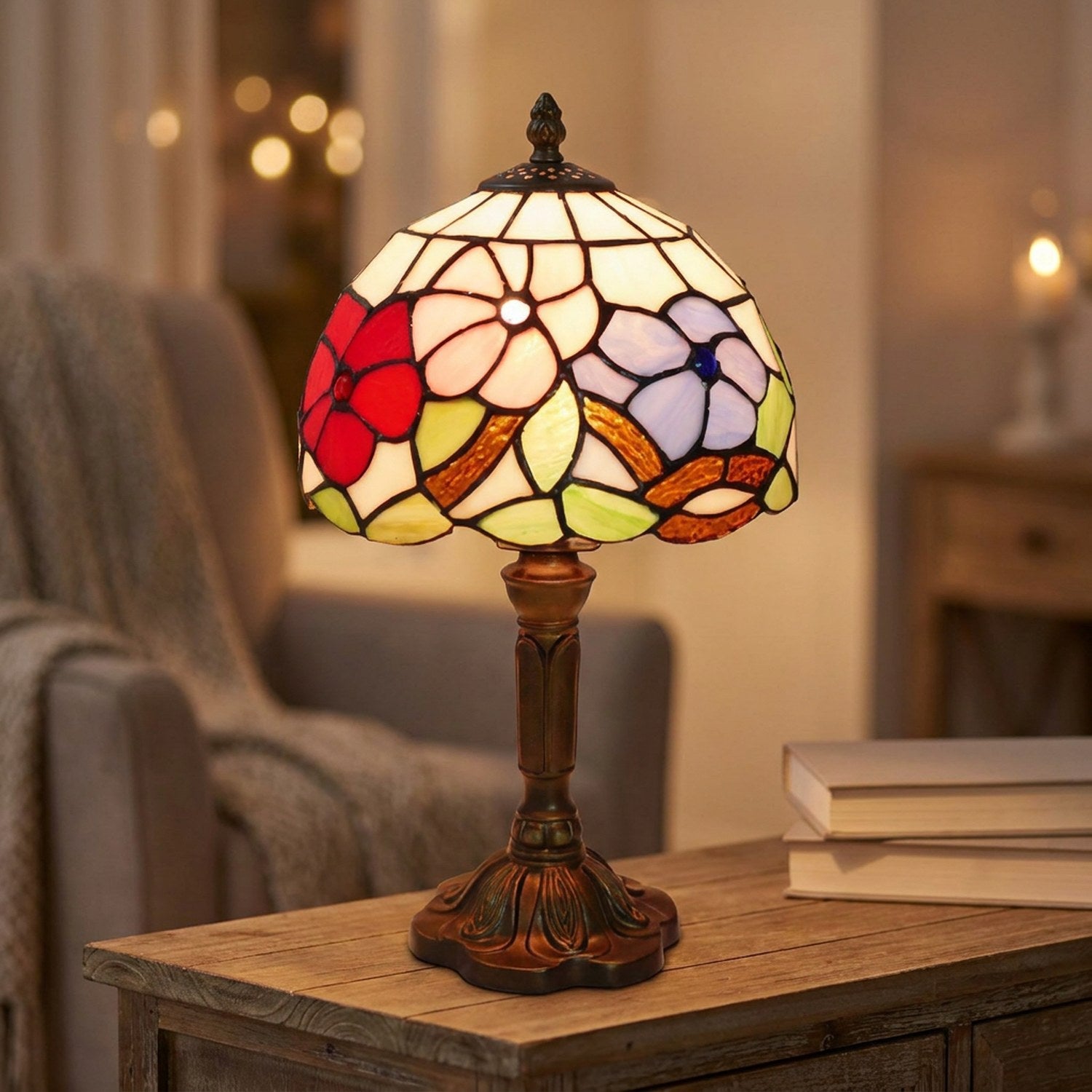 Lampe style Tiffany allumée sur une console en bois dans un salon chaleureux