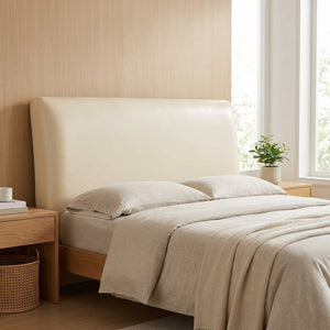Housse de tête de lit beige dans une chambre scandinave lumineuse