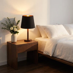 Abat-jour tissu noir sur lampe de chevet chambre moderne