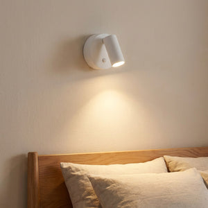 Applique murale LED blanche fixée au-dessus d'une tête de lit en bois